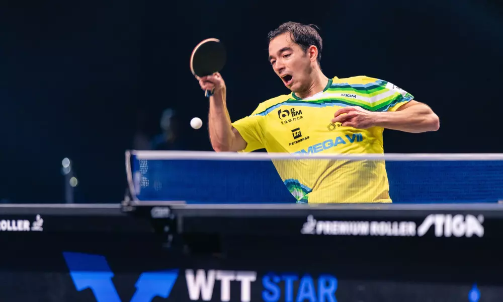 Hugo Calderano em ação no WTT Star Contender de Goa, de tênis de mesa