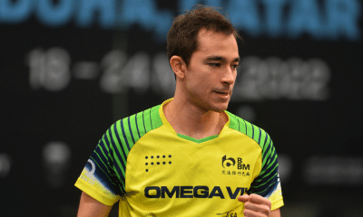 Hugo Calderano comemora ponto com punho cerrado em partida de tênis de mesa