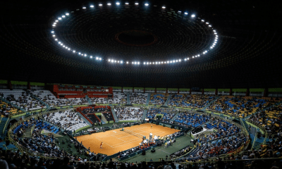 Imagem do Ginásio do Ibirapuera lotado durante uma partida de tênis