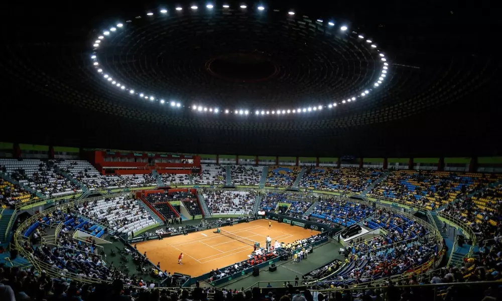 Imagem do Ginásio do Ibirapuera lotado durante uma partida de tênis