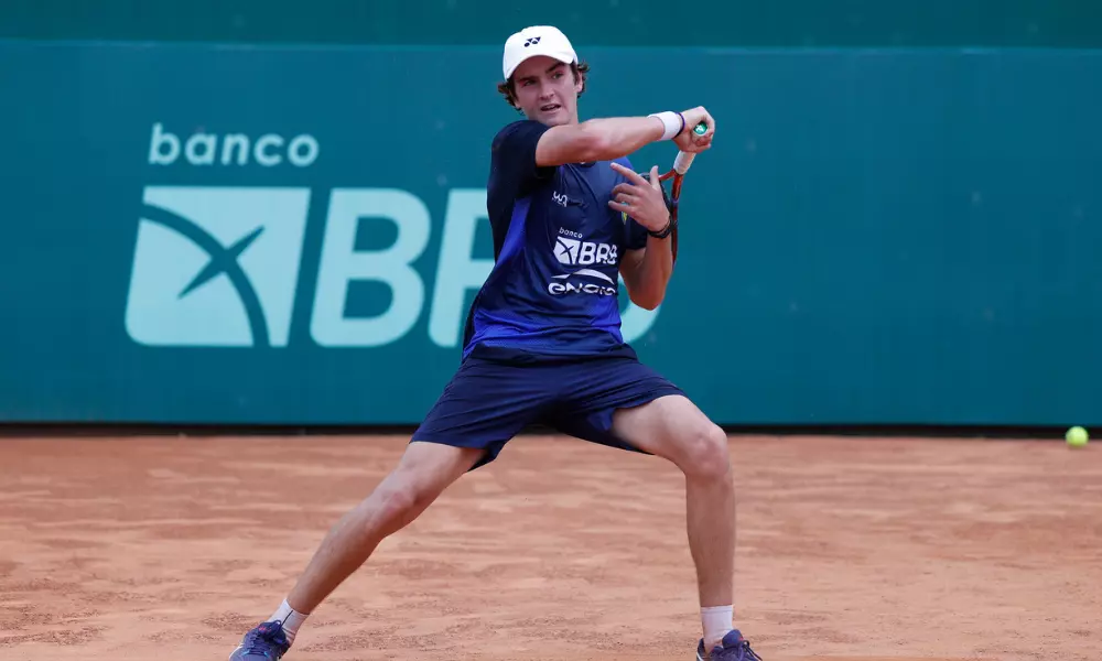 João Fonseca em ação nos treinos da Copa Davis; ele substituirá Thiago Wild contra a Suécia