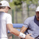 João Fonseca e Pedro Sakamoto se cumprimentam em partida no Challenger de Buenos Aires II