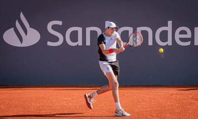 João Fonseca rebatendo bola com um backhand no Challenger de Buenos Aires. Ele irá jogar no ATP 250 de Santiago