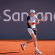 João Fonseca rebatendo bola com um backhand no Challenger de Buenos Aires. Ele irá jogar no ATP 250 de Santiago