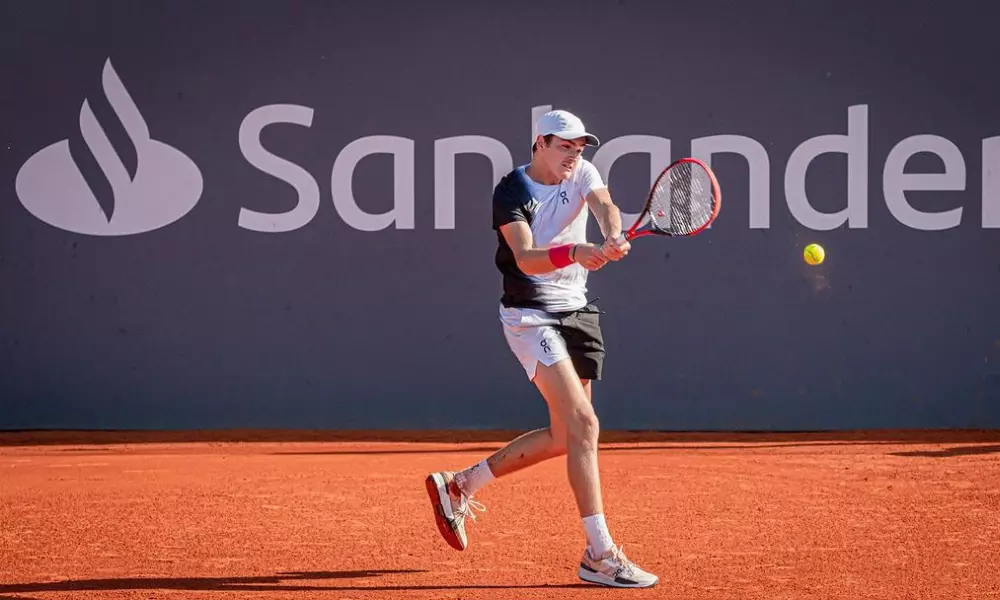 João Fonseca rebatendo bola com um backhand no Challenger de Buenos Aires. Ele irá jogar no ATP 250 de Santiago
