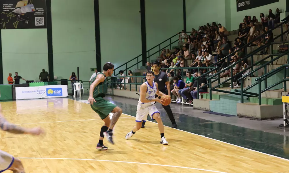 Jogador em ação na partida Minas x Cerrado pelo NBB