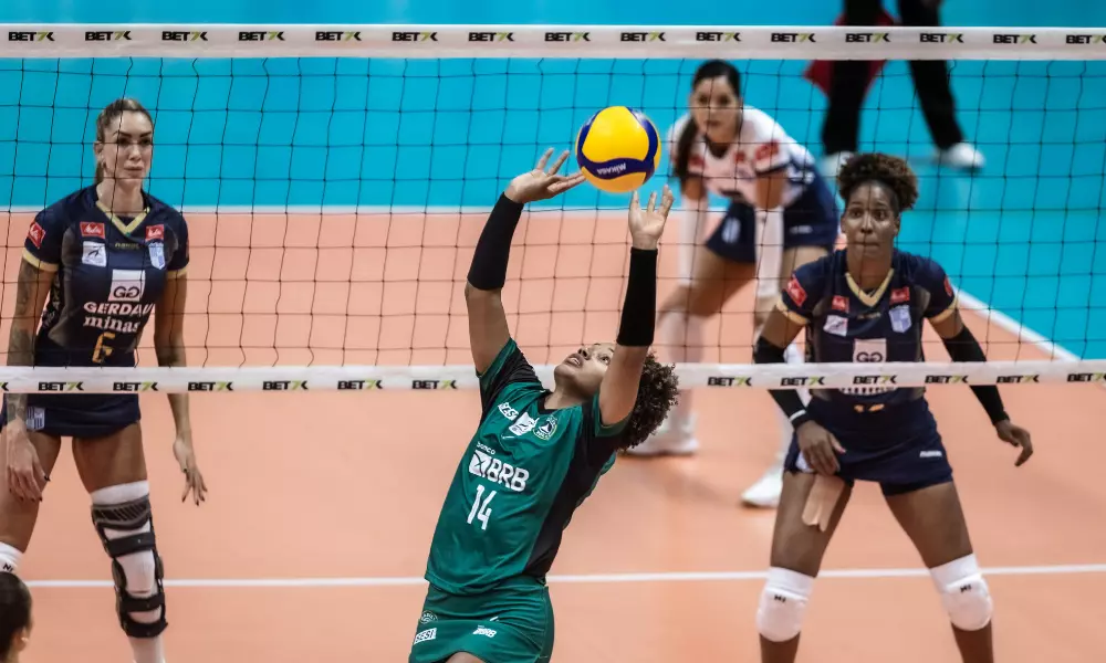 Jogadora do Brasília faz levantamento em partida contra o Minas pela Superliga Feminina de vôlei