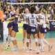 Jogadoras do Minas se abraçam em partida contra o Bluvolei pela Superliga Feminina