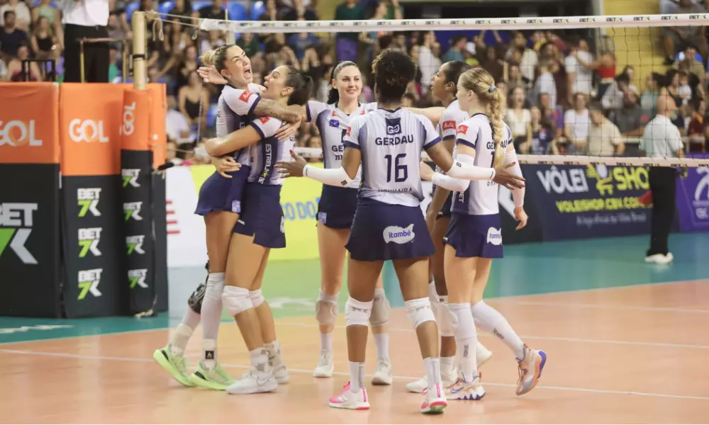 Jogadoras do Minas se abraçam em partida contra o Bluvolei pela Superliga Feminina