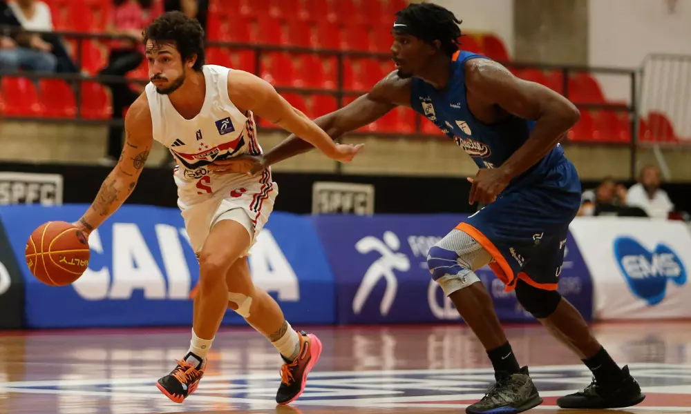 Jogadores de Unifacisa e São Paulo disputam bola e partida do NBB 2023-2024