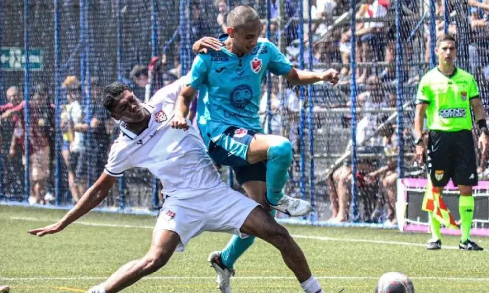 Jogadores de Vitória e Ibrachina em divida numa partida da Copinha 2024 (Foto: Pedro Bezerra/Ibrachina)