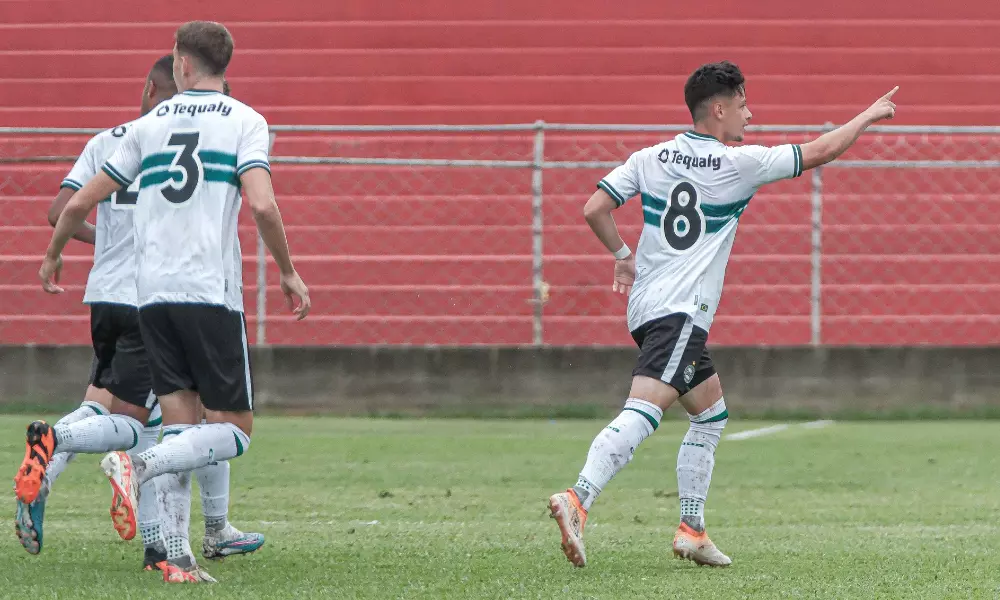 Jogadores do Coritiba comemorando gol em vitória da Copinha 2024
