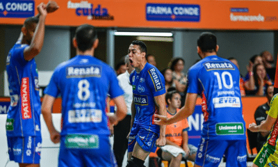 Jogadores do vôlei renata vibram com ponto em partida contra o Farma Conde na Copa Brasil de vôlei masculino