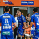 Jogadores do vôlei renata vibram com ponto em partida contra o Farma Conde na Copa Brasil de vôlei masculino