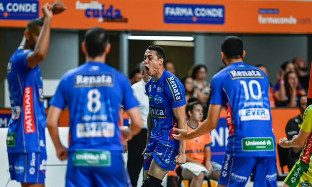 Jogadores do vôlei renata vibram com ponto em partida contra o Farma Conde na Copa Brasil de vôlei masculino