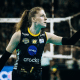 Kuznetsova pegando a bola para sacar em partida do Praia Clube contra Maringá na Superliga Feminina. Praia vai jogar no Sul-Americano