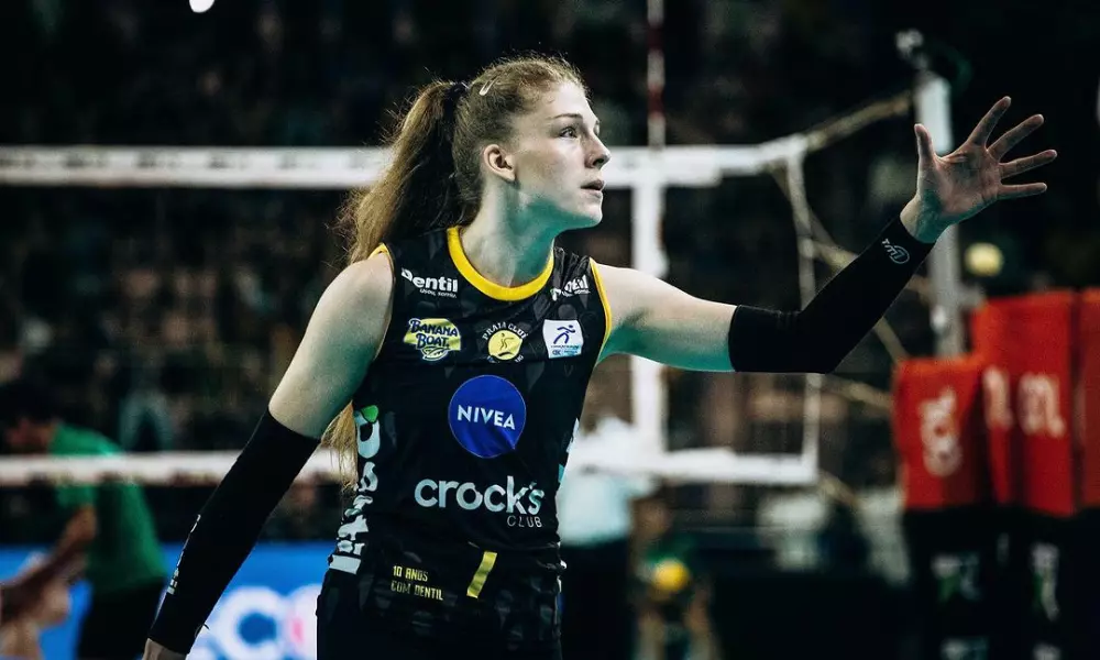 Kuznetsova pegando a bola para sacar em partida do Praia Clube contra Maringá na Superliga Feminina. Praia vai jogar no Sul-Americano