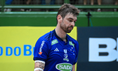 Lucão cabisbaixo em jogo do Sada Cruzeiro na Superliga Masculina de vôlei