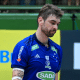 Lucão cabisbaixo em jogo do Sada Cruzeiro na Superliga Masculina de vôlei