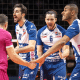 Lucarelli, de costas, cumprimenta colegas após ponto en jogo do Piacenza pela Champions League de vôlei