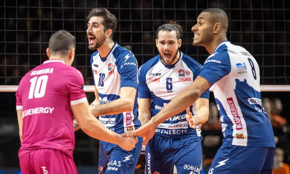 Lucarelli, de costas, cumprimenta colegas após ponto en jogo do Piacenza pela Champions League de vôlei