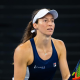 Luisa Stefani com a raquete na mão se preparando para receber bolinha no Australian Open; ela joga com Demi Schuurs joelho operação, wta