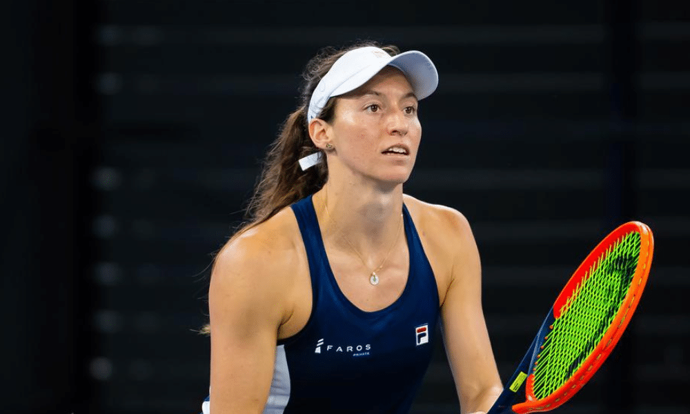 Luisa Stefani com a raquete na mão se preparando para receber bolinha no Australian Open; ela joga com Demi Schuurs joelho operação, wta