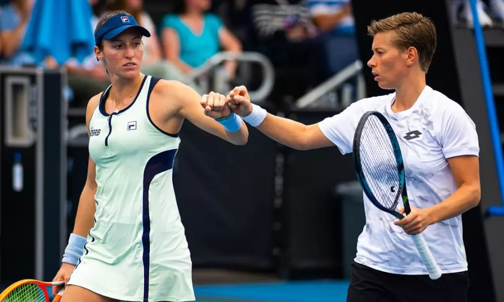 Luisa Stefani e Demi Schuurs se cumprimentam com soquinho no Australian Open