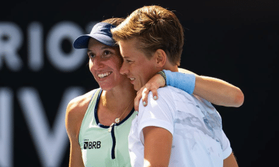 Luisa Stefani e Demi Schuurs se abraçam após nova vitória nas duplas do Australian Open