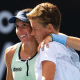 Luisa Stefani e Demi Schuurs se abraçam após nova vitória nas duplas do Australian Open