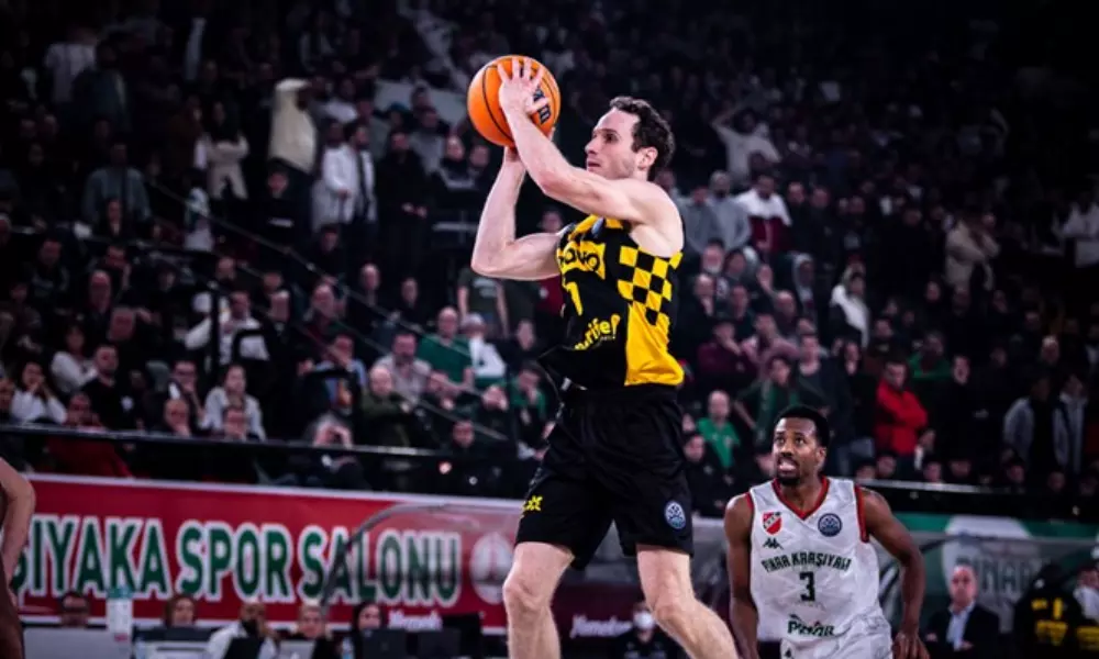 Marcelinho Huertas pelo Tenerife pela Champions League de Basquete