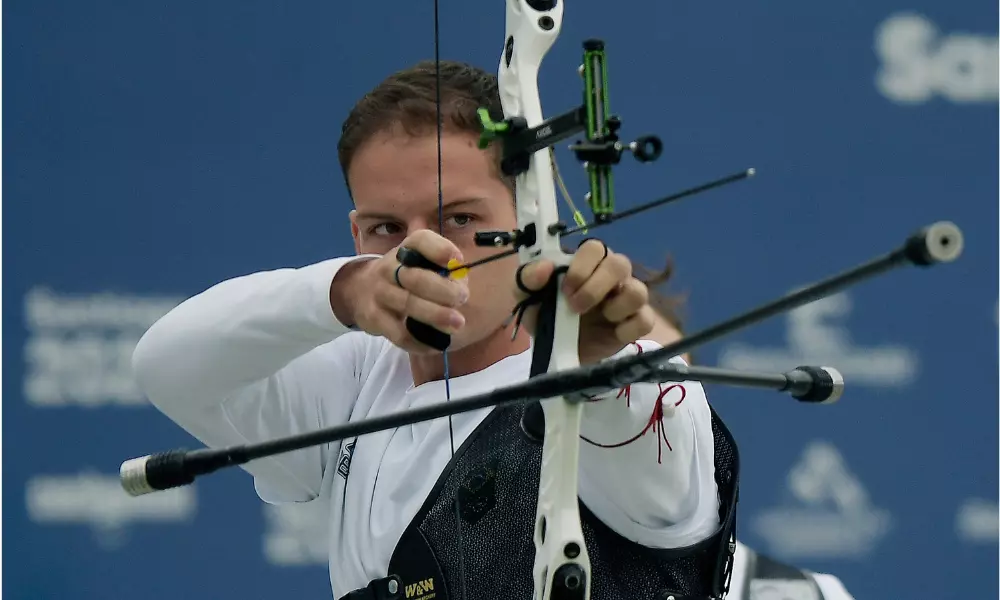 Marcus D'Almeida em ação no Torneio de Nimes de tiro com arco