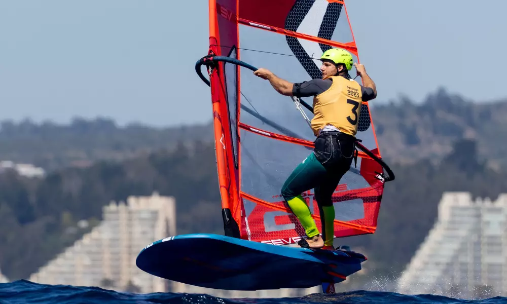 Mateus Isaac durante disputa do Mundial da iQFoil, da vela; Giovanna Prada também compete