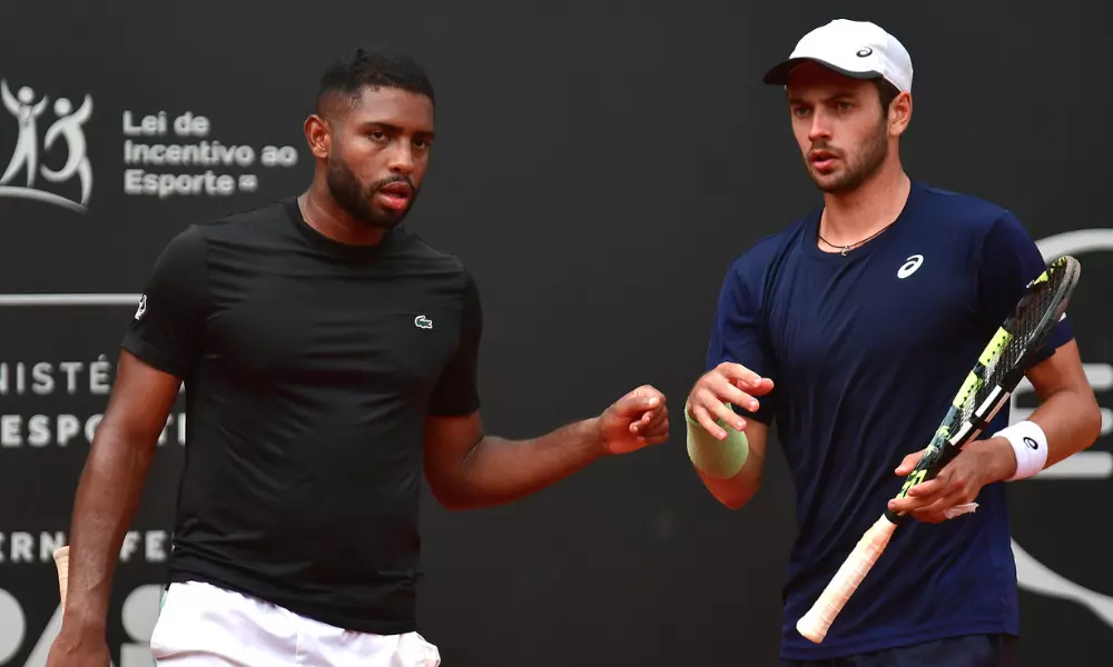Matheus Pucinelli e João Lucas Reis, que disputaram o Challenger de Verona, se cumprimentam no Challenger de Piracicaba duplas (Foto: João Pires)