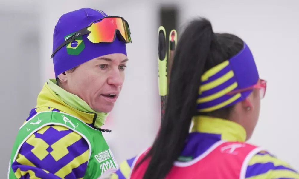 Mirlene Picin, treinadora inspiração da Turma da Mônica Jovem, orienta Mariana Silva, do biatlo, em Gangwon-2024