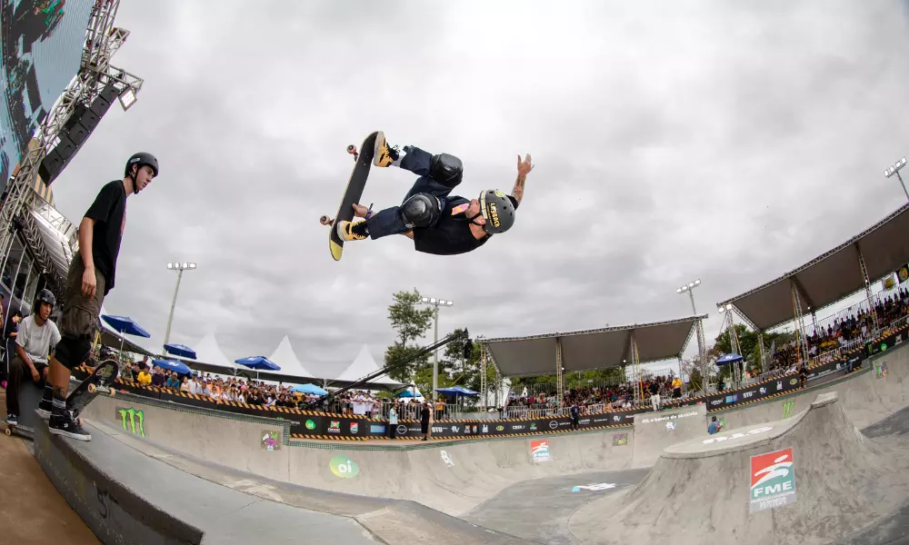 Pedro Barros fazendo manobra aérea no STU National de Florianópolis, local icônico do skate mundial