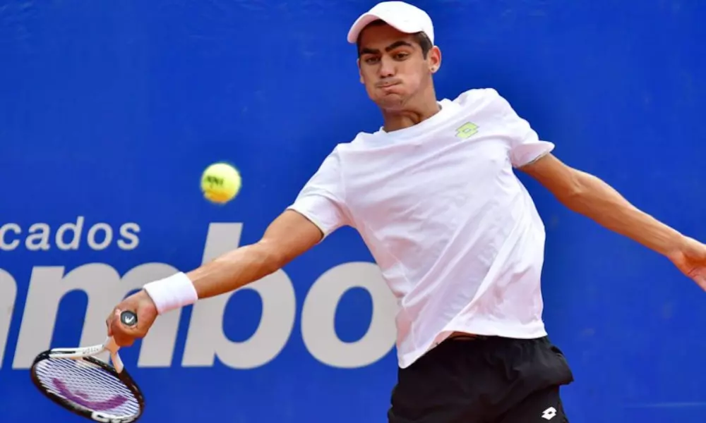 Pedro Rodrigues rebate bola em partida de tênis (Foto: João PiresFotojump)