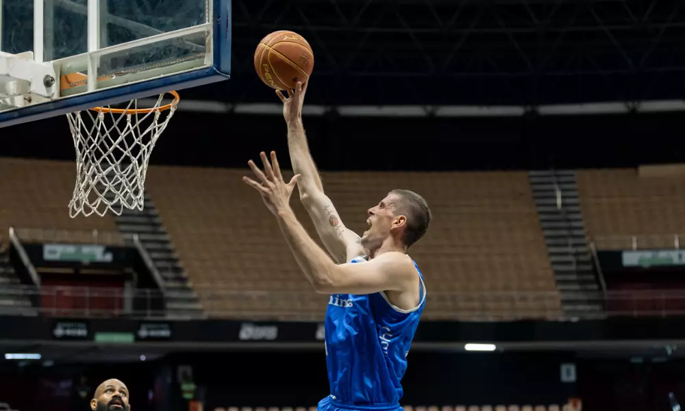 Renan Lenz parte para bandeja em jogo do Minas contra o Brasília pelo NBB