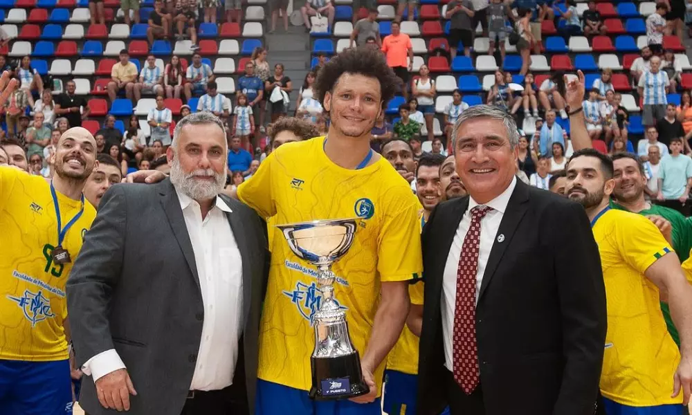 Thiagus Petrus com o troféu do Sul-Centro Americano de handebol; ele foi vítima de racismo durante a final contra a Argentina