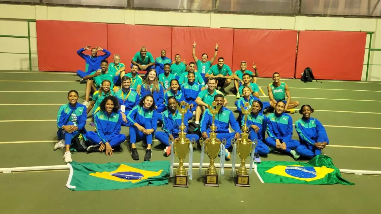 Equipe do Brasil comemora Sul-Americano Indoor de atletismo
