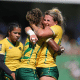 Yasmim Soares e Rafaela Zanellato, das Yaras, se abraçam após vitória na etapa de Perth do Circuito Mundial de rúgbi sevens - Brasil