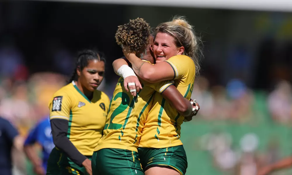 Yasmim Soares e Rafaela Zanellato, das Yaras, se abraçam após vitória na etapa de Perth do Circuito Mundial de rúgbi sevens - Brasil