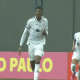 Zagueiro Andrei comemorando após marcar gol pelo Vitória na Copinha na Arena Ibrachina