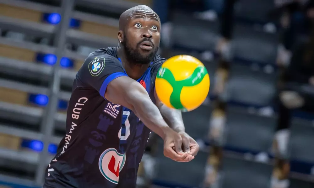 Abouba recepcionando bola em duelo do Tours do Berlin da Champions League de vôlei masculino