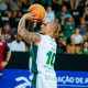Alex Garcia, do Bauru, faz arremesso em jogo do NBB