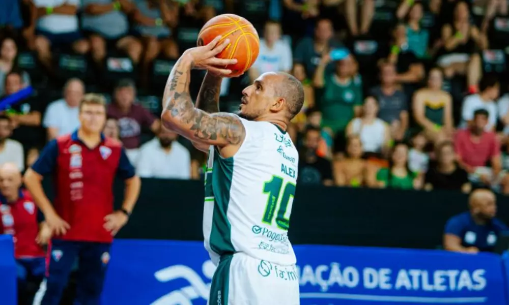 Alex Garcia, do Bauru, faz arremesso em jogo do NBB