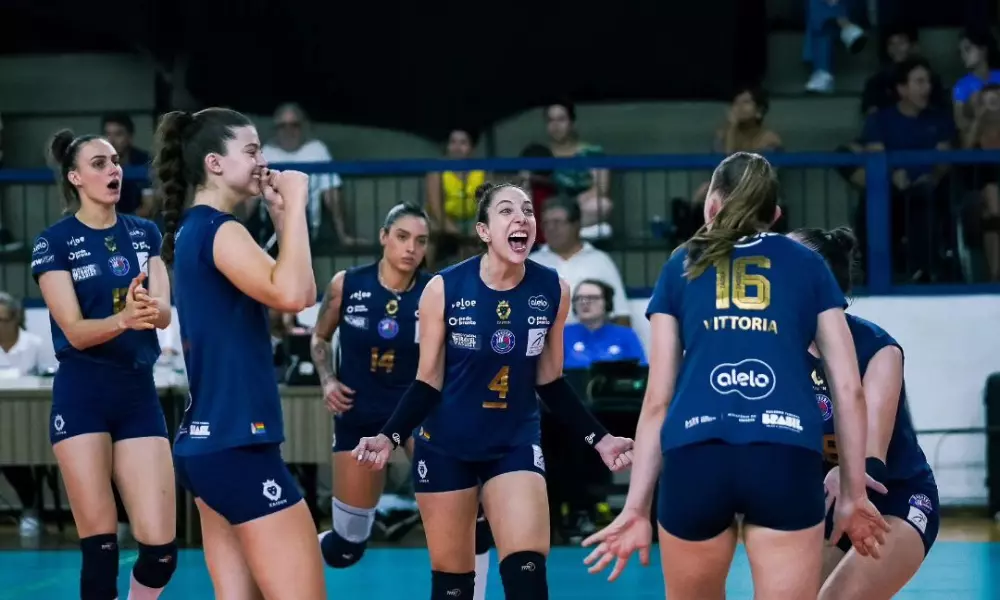 Jogadoras do Barueri comemoram vitória sobre o Sesi Bauru na Superliga