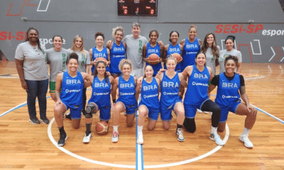 Seleção feminina de basquete posa para foto antes de treino