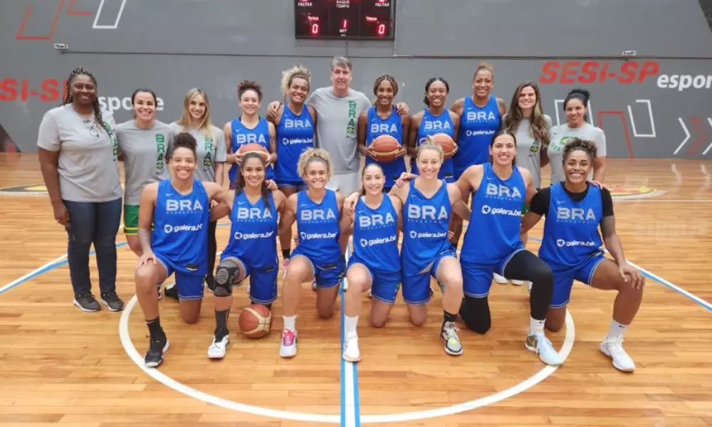 Seleção feminina de basquete posa para foto antes de treino