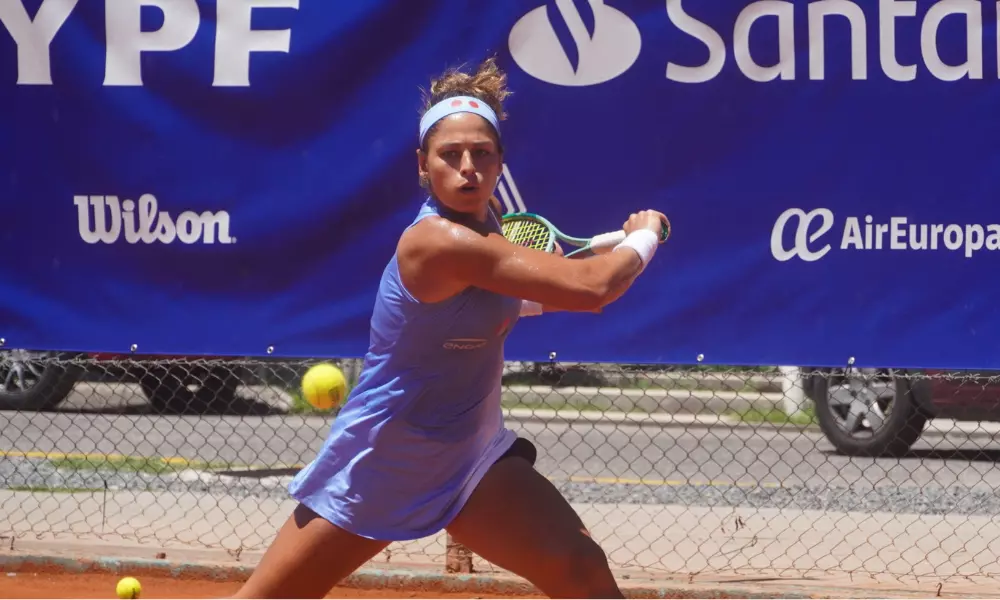 Carol Meligeni Alves rebate bola em jogo do ITF W35 de Buenos Aires
